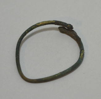 Bracelet with ends terminating in knobs
