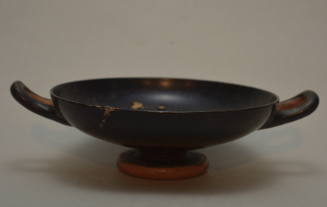 Kylix with reserved area under handles and reserved foot