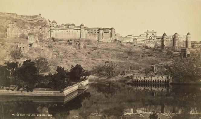 Palace from the Lake, Umbere