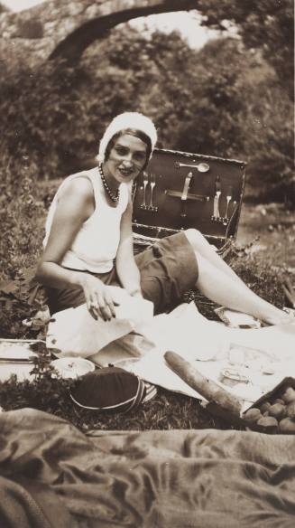 Renée Perle Unpacking Picnic in Spain