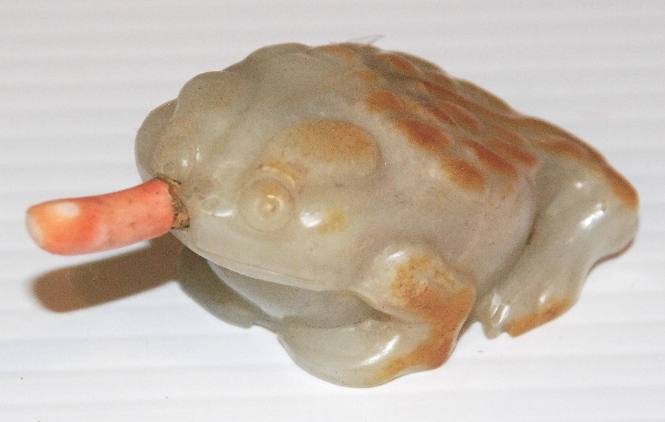 White and russet three-legged toad snuff bottle with coral stem stopper