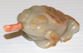 White and russet three-legged toad snuff bottle with coral stem stopper
