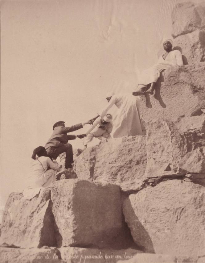 1188. Acension de la Grande Pyramides par un touriste, Egypt