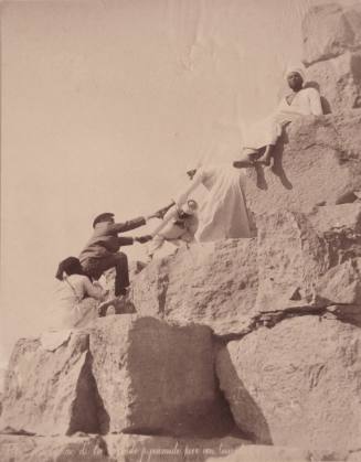 1188. Acension de la Grande Pyramides par un touriste, Egypt