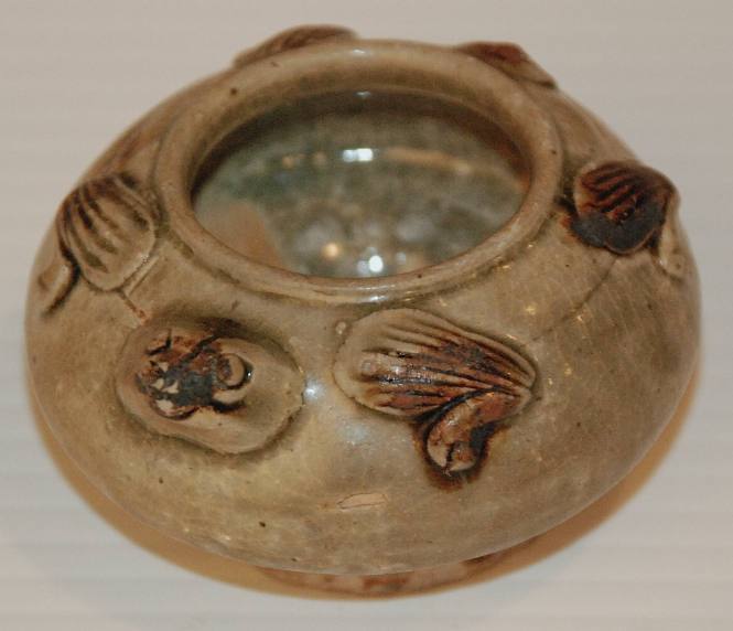 Frog-form Waterpot with stand