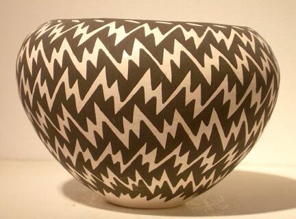 Black-on-white pot with lighting design