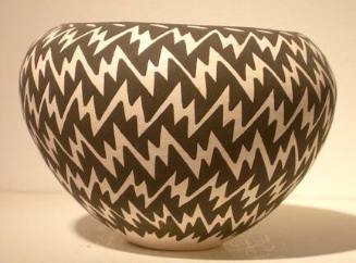 Black-on-white pot with lighting design