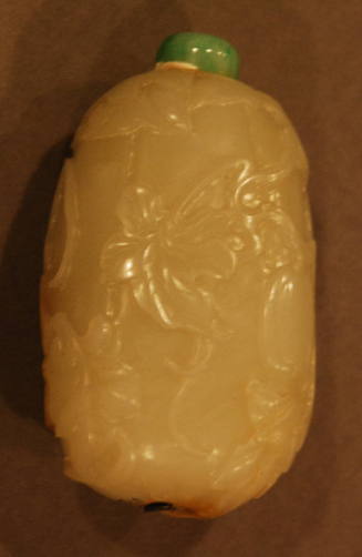 White jade melon-form snuff bottle with vine in relief and russet patches