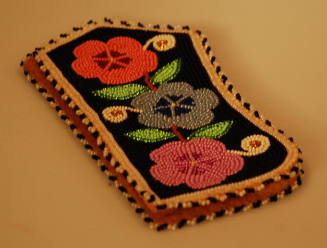 Beaded eyeglass case with flower design
