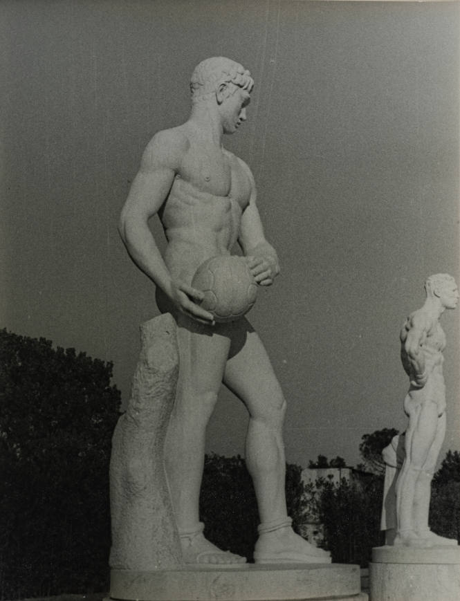 Foro Mussolini: Rome (now Foro Italica), City: Catanzaro, Sport: Football, Sculptor: Morescholchi. The figure in the background is: City: Ascoli Piceno, Sport: Boxer, Sculptor: Messina