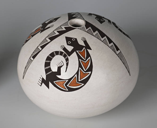 Seed Pot with Mimbres-style Lizards and Star Design
