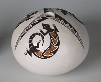 Seed Pot with Mimbres-style Lizards and Star Design
