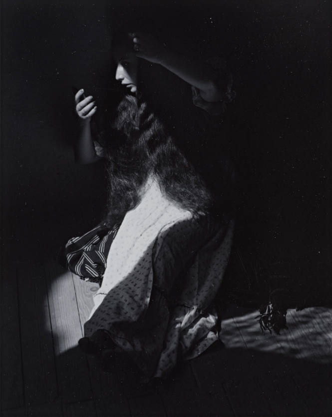 Retrato de lo eterno (woman combing her hair)