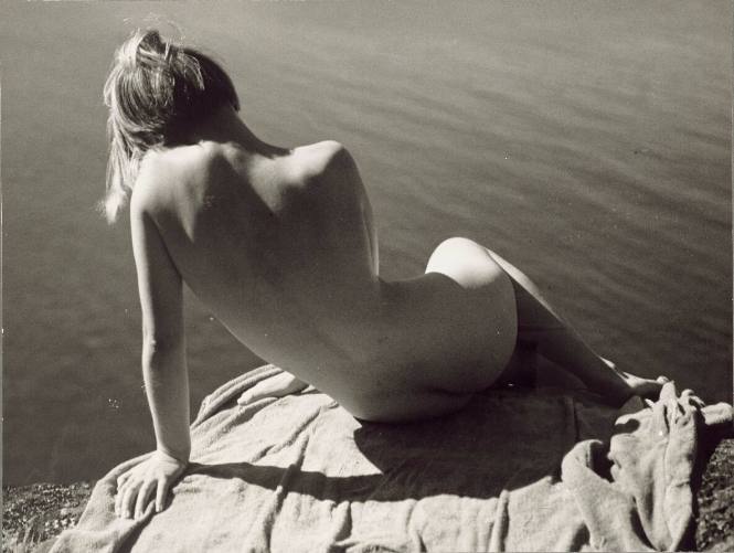 Nude Against Sea