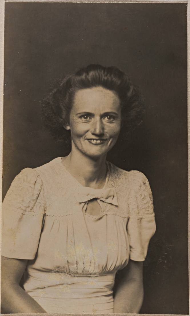 Smiling Woman in Short-sleeve Dress