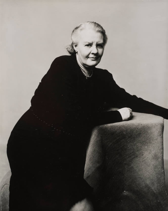 Portrait of a woman in pearls