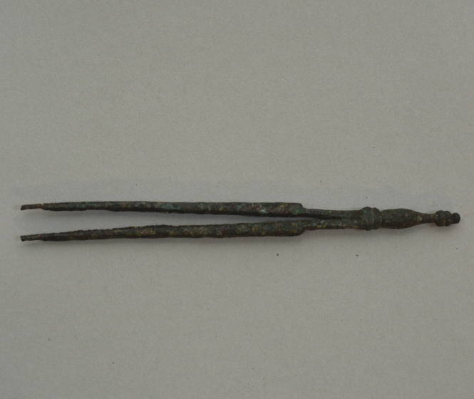 Small dividers or tweezers