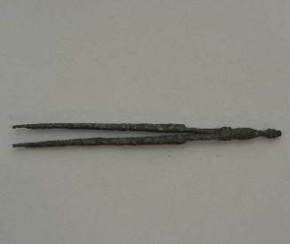 Small dividers or tweezers