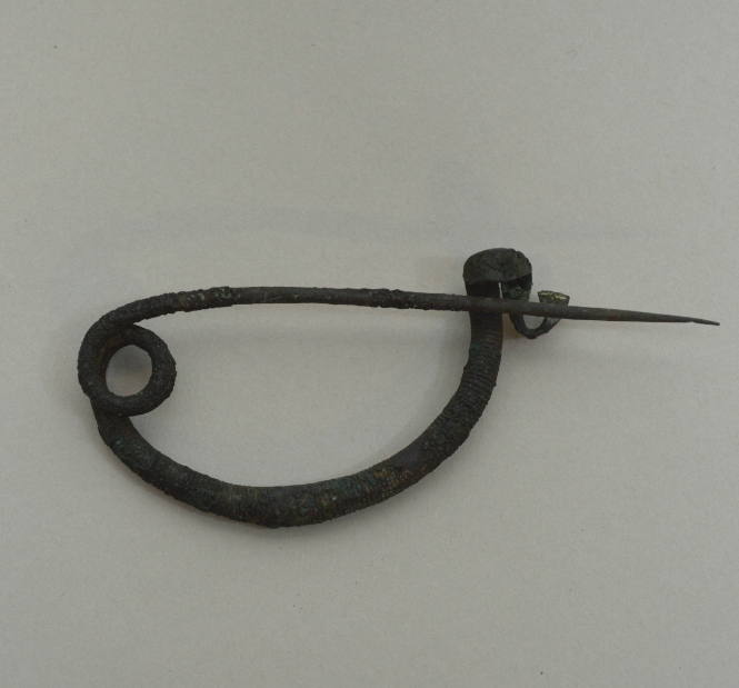 Bow-type fibula with double spiral at spring, double-hairpin-turn clasp and incised lines in the bow