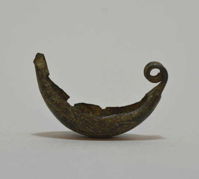 Fibula "a navicella," bow incised with large zigzag design