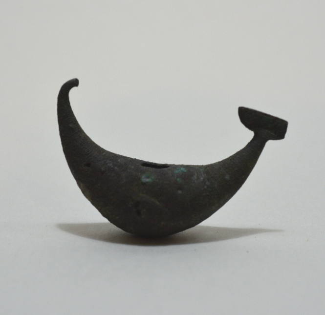 Fibula "a sanguisuga" with incised fine lines across bow