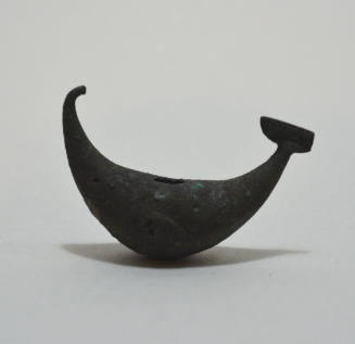 Fibula "a sanguisuga" with incised fine lines across bow
