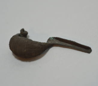 Fibula "a sanguisuga" with elongated staff, high bow with incised linear decoration