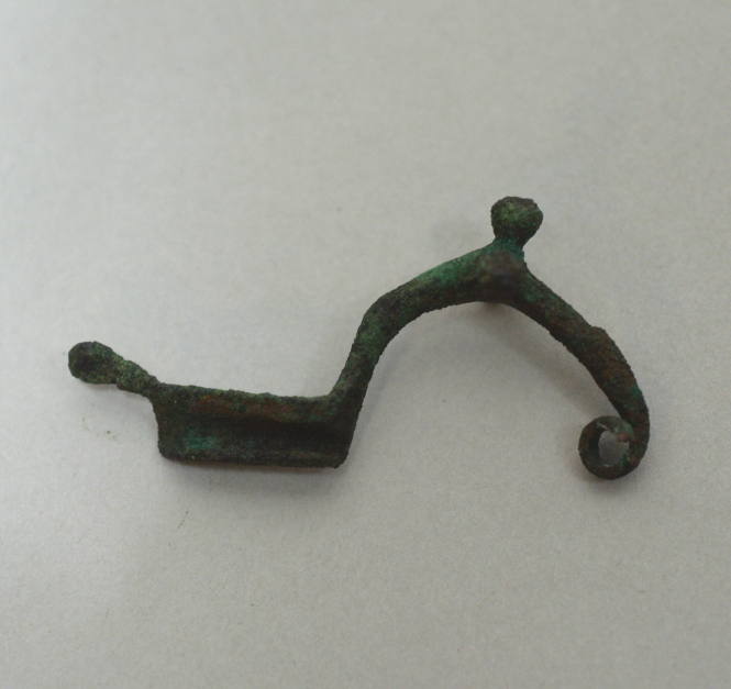 Fibula of simple bow-type, with spiral hinge and tree knobs on bow