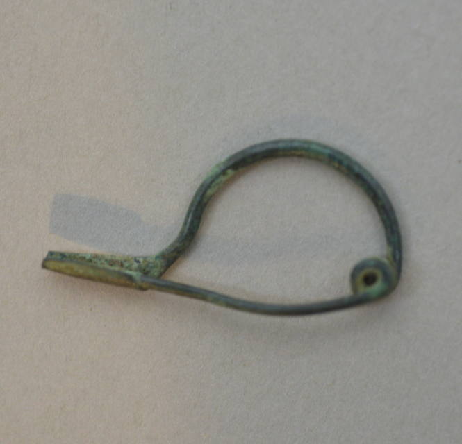 Small wire fibula with triple spiral spring