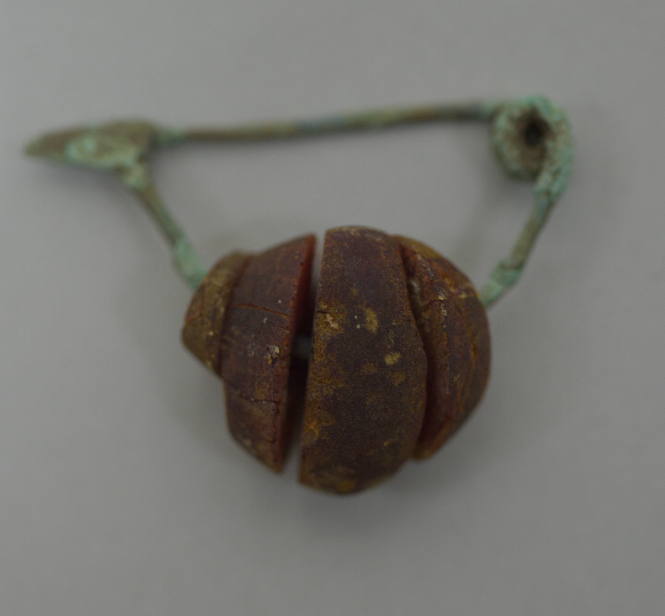 Fibula with amber discs on bow