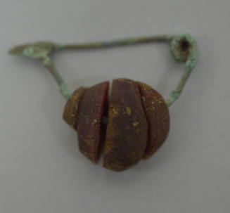 Fibula with amber discs on bow