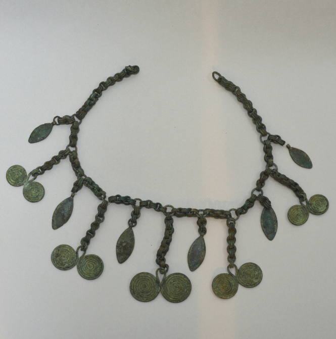 Chain necklace with spectacle pendants and elliptical disc pendants