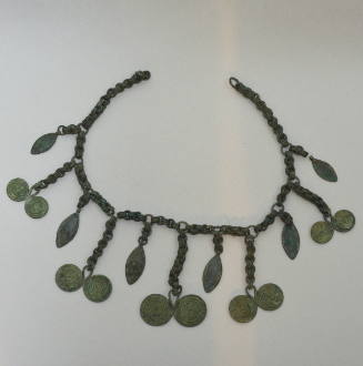 Chain necklace with spectacle pendants and elliptical disc pendants