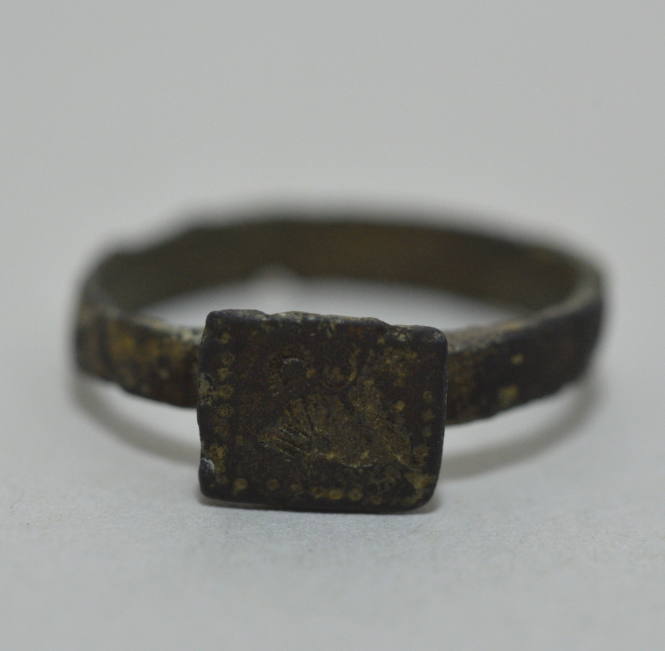 Finger ring with rectangular bezel with stippled decoration