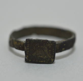 Finger ring with rectangular bezel with stippled decoration