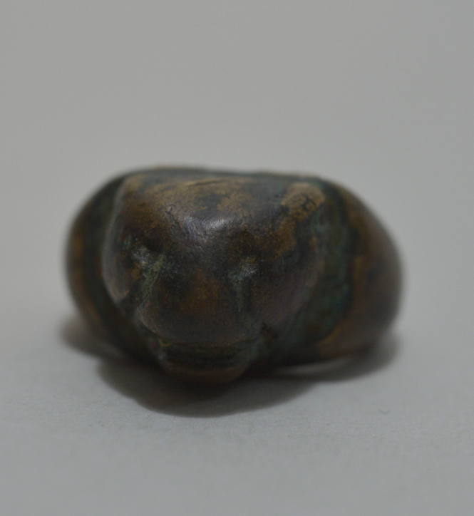 Ring with lion's head in relief on the bezel