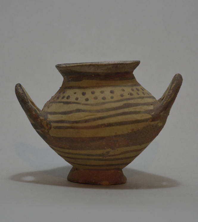 Apulian buffware kreter, with linear and dotted ornament