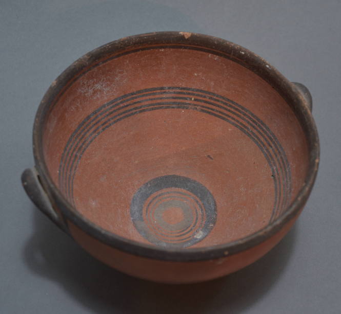Red-ware kylix, with ring base, rounded body, and twin handles