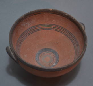 Red-ware kylix, with ring base, rounded body, and twin handles
