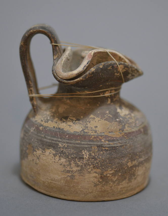 Szuat oinoche, with separate trefoil lid, decorated with brown paint, red and white bands