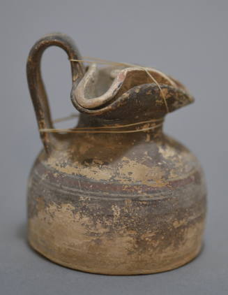 Szuat oinoche, with separate trefoil lid, decorated with brown paint, red and white bands