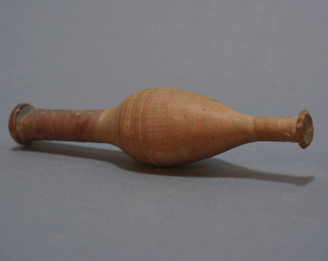 Spindle-shaped alabastron with narrow neck and swelling body, impressed rays around body