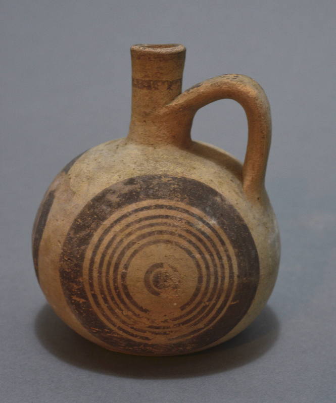 Handle-ridge jug, white painted ware with concentric circle decoration