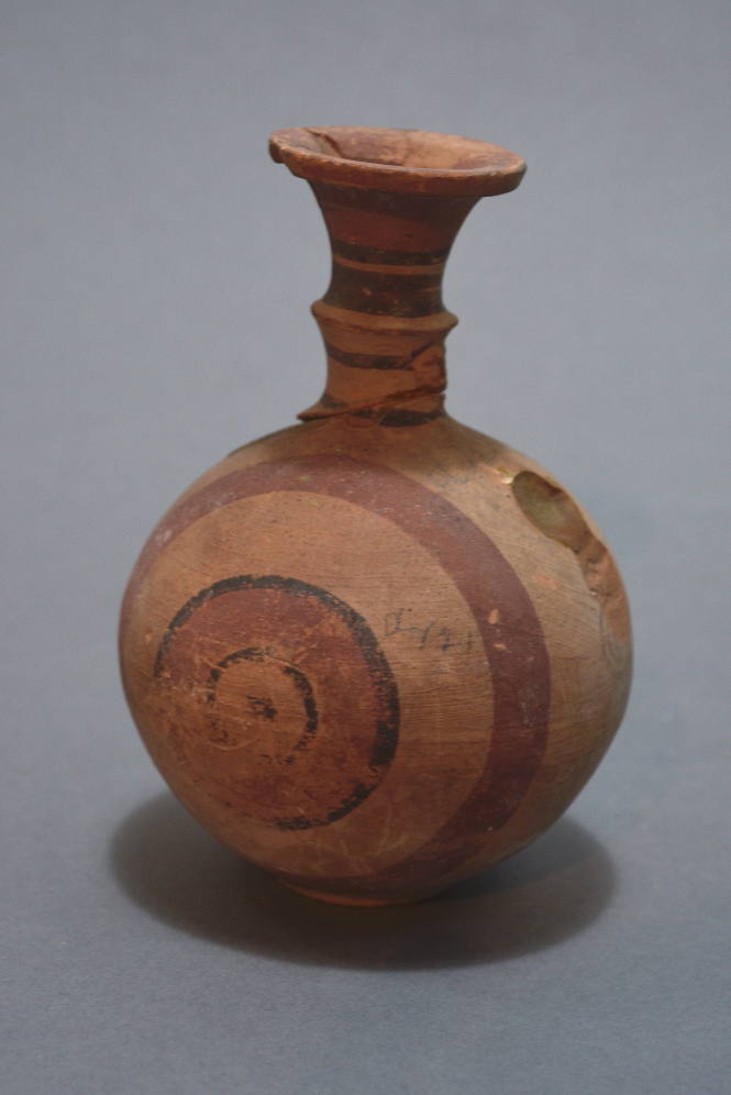 Handle-ridge jug with vertical decoration in brown and red