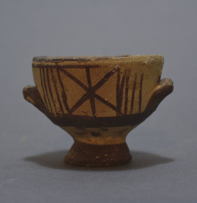 White-painted Kylix with angular profile, decorated with brown and red bands