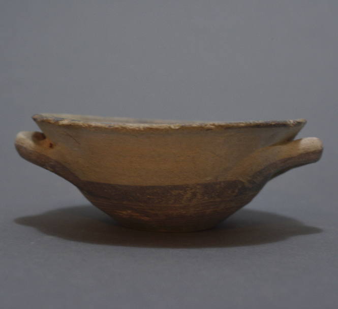 Bowl with lateral handles; decoration of brown bands