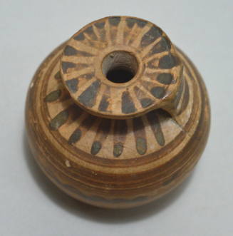 Corinthian round aryballos, decorated with encircling bands and rays on shoulder