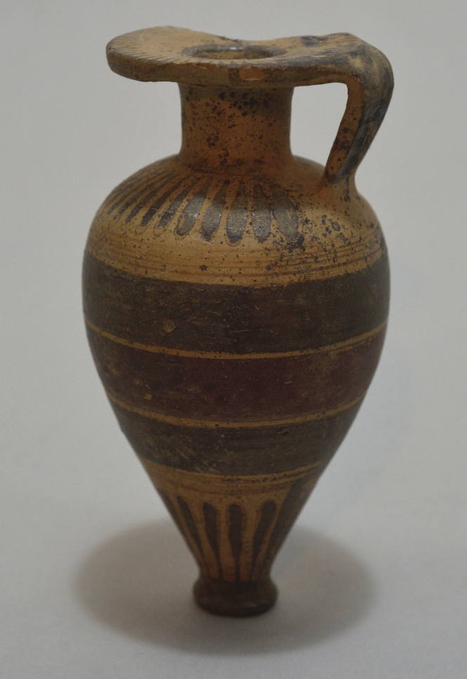 Italo-Corinthian pointed aryballos with encircling bands; rays on base and shoulder