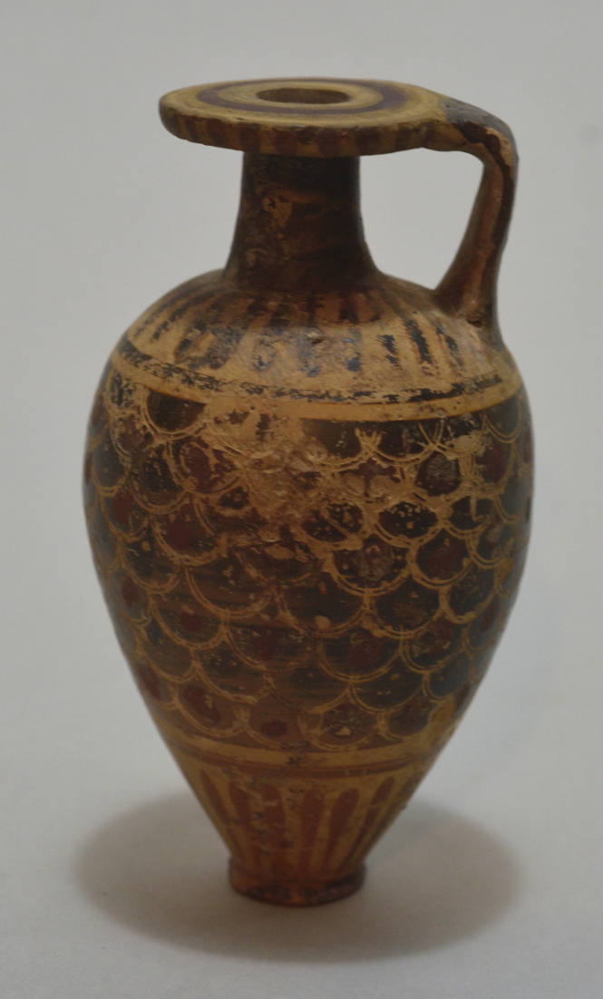 Italo-Corinthian pointed aryballos with overlapping scale decoration