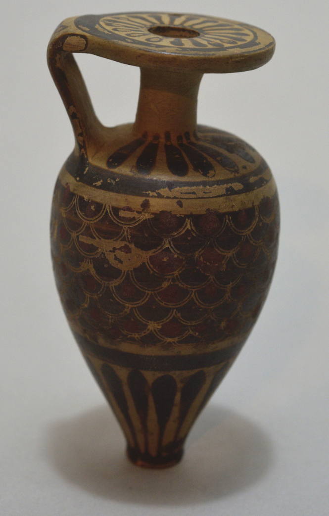 Italo-Corinthian pointed aryballos decorated with scale decoration rays on base and shoulder with zig-zag on handle